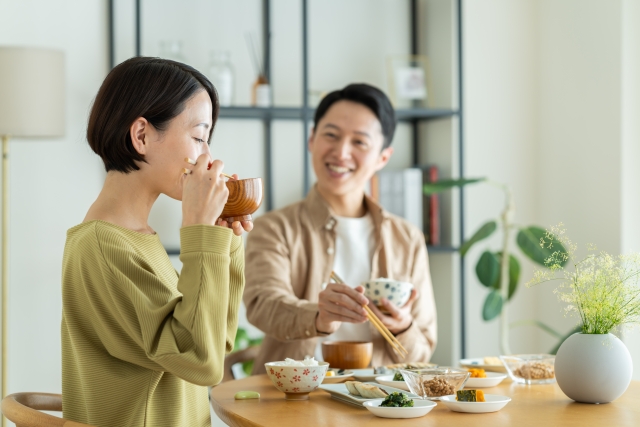 食事と会話を楽しむ夫婦