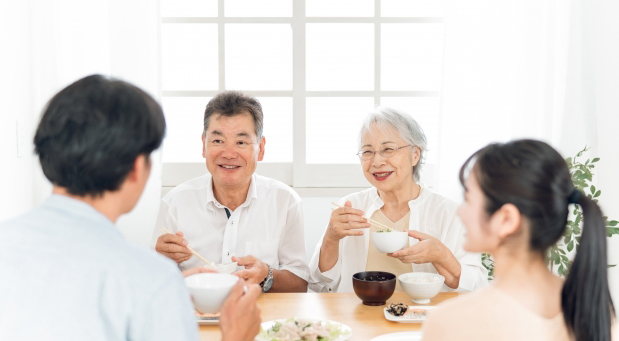 食事中の家族
